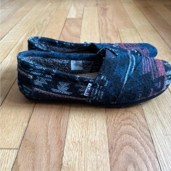 TOMS Slip-On Flats Women’s 7.5 Plaid Wool Blend Blue, Red, Black Pattern - Picture 2 of 5